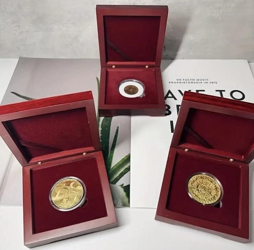 Coin medal display - /,
