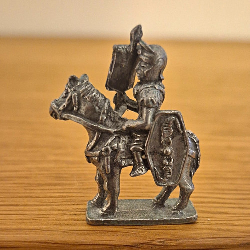 Pewter mounted soldier - mounted,