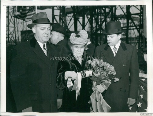 1945 mayor dennis - mayor, mom