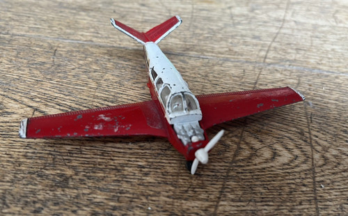 Dinky toys beechcraft s35 - dinky,
