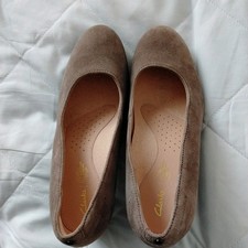 A pair of NEW & UNWORN ladies CLARKS pebble beige Suede Court Shoes Size 4D