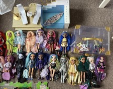 Rainbow High- 18 Dolls and accessories+ Deluxe Fashion Closet+Pool & Beach Club