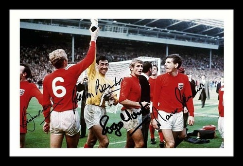 Bobby moore gordon banks - moore,