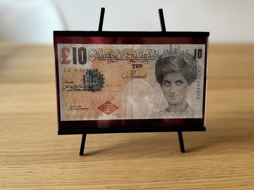 Banksy tenner small - di,