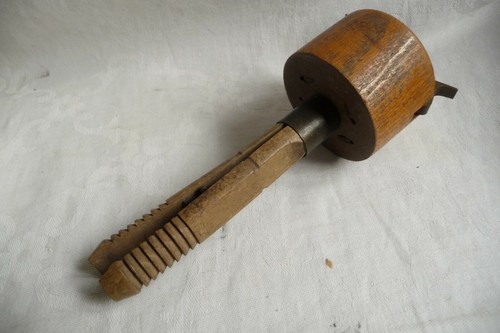 Knitting sewing thread holder