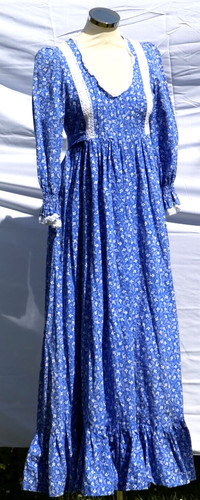 Vintage 1970s blue floral