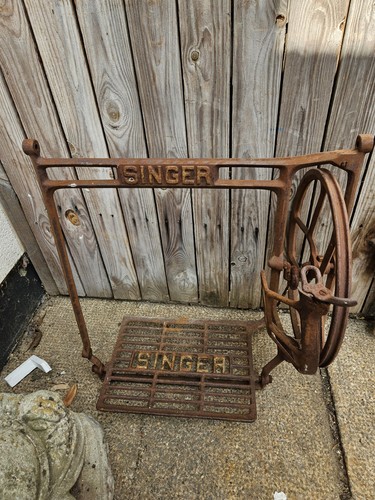 Singer sewing machine - machine, base