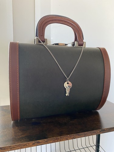 Green vintage styling travel - green,