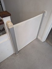 White Lascal Kiddyguard Avant Retractable Stair Gate for Toddlers and Babies.