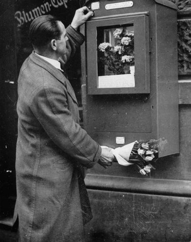 Vending machine for bouquets