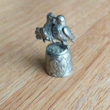 VINTAGE THIMBLE - LOVE BIRDS 'I LOVE YOU' SILVER METAL (PEWTER, SILVER?) - RARE