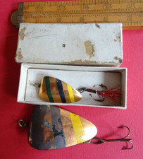 A GOOD /CARDED BOXED VINTAGE HARDY "SILVER DEVON" BAR SPOON LURE +1 SIMILAR