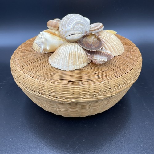 Round woven wicker basket - woven,