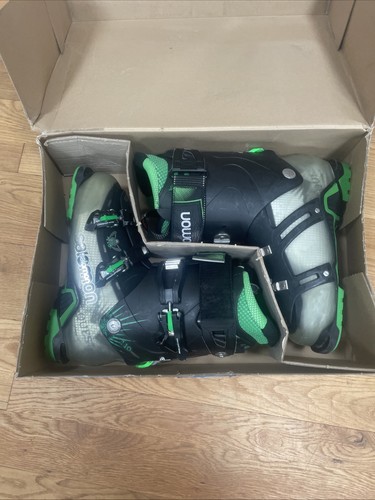 Green and black men - green,