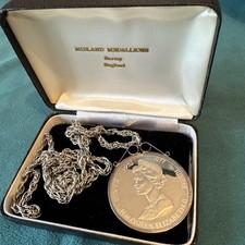 1977 I O M SILVER JUBILEE CROWN COIN PENDANT WITH STERLING SILVER MOUNT & CHAIN