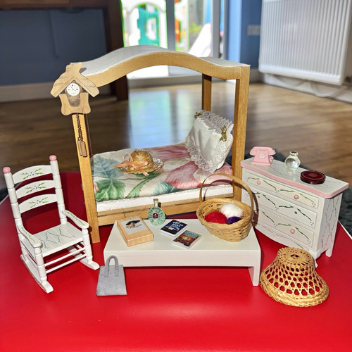 Gorgeous dolls house bedroom