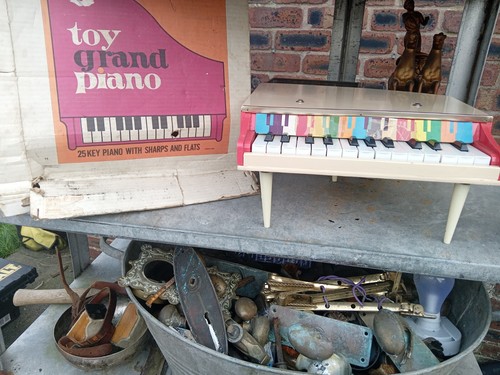 Vintage note baby grand piano - ,