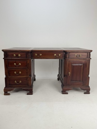 Pedestal desk with - pedestal,