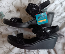SKECHERS - BLACK RUMBLE ON SASSY DAYZ WEDGE SANDALS - SZ 6 WIDE FIT - BNWT.