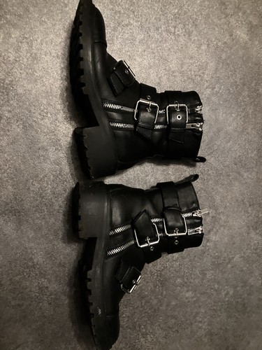 Trashed boots size - boots, 5