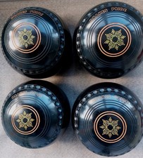 Drakes Pride Professional Lawn Bowls Size 3 Medium. With Drakes Pride Carrier