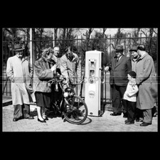 Photo M.000211 SOLEX VELOSOLEX & OLD SHELL GAS PUMP IN 1953 MOPED
