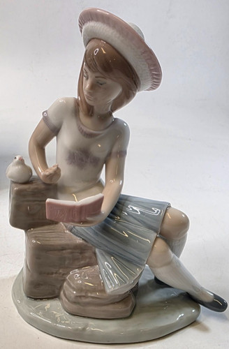 Lladro sunday child 6024 - "sunday's, #6024
