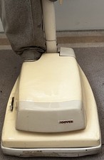 1985. VINTAGE HOOVER JUNIOR UPRIGHT VACUUM CLEANER MODEL U1104. U110450403841