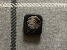 SONY SRF-M35 Walkman Portable AM/FM Radio complete with belt clip