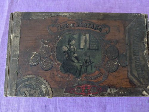 Very old cigar box - , containing