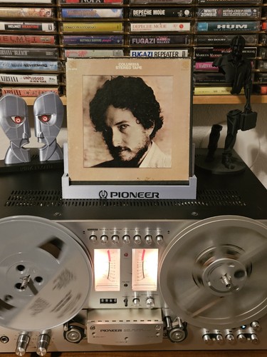 Reel tape holder - to,