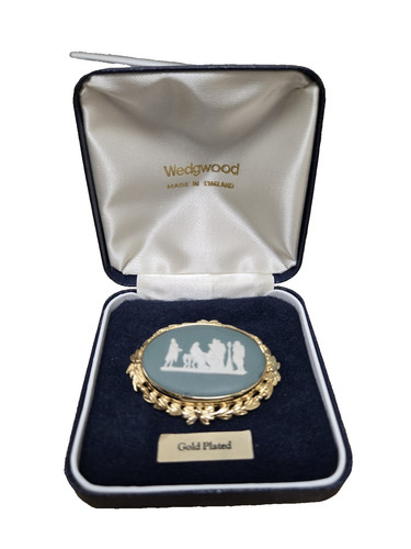 Wedgwood gold plated brooch - gold,