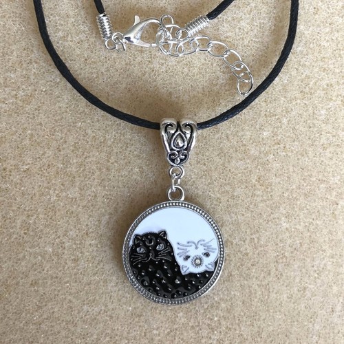 Yin yang cats pendant - yang, black