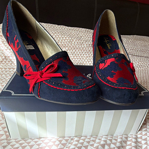 Ruby shoo flora - shoo,