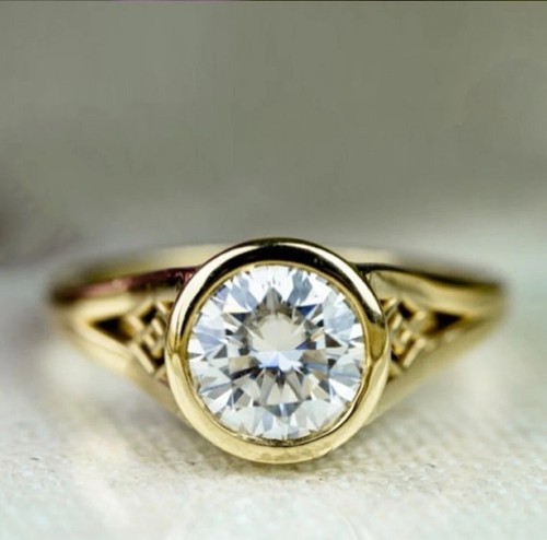 Carat round cut solitaire - 2,