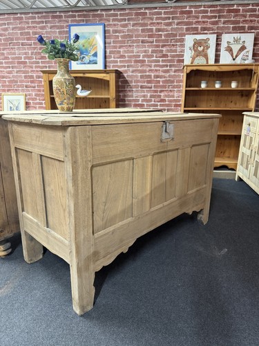 Large oak coffer - large,