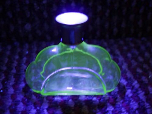 Vintage green vanity perfume - green,