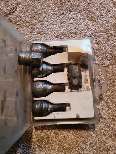 Renault locking wheel nuts - renault,