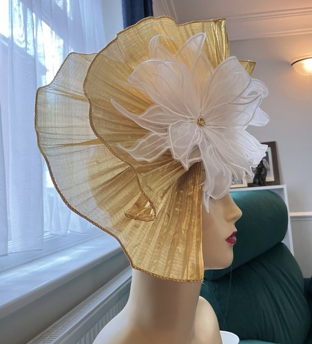 Glorious gold fascinator - in,