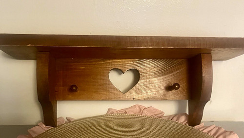 Vintage pine shelf - , features