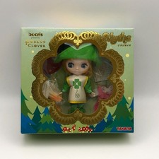 Petite Blythe Forest Clover