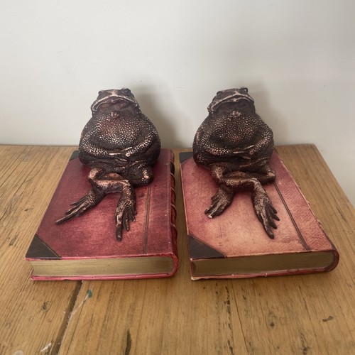 Toad bookends two - two, toads