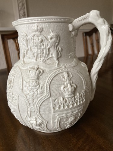 Creamy white coloured - creamy/white,