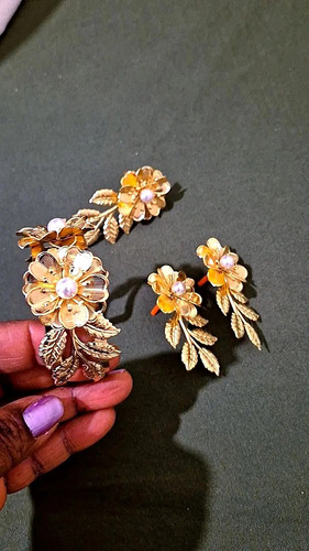 Gold tone floral jewellery set - gold,
