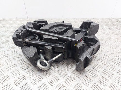 Volvo v40 2016 car lifting - volvo,