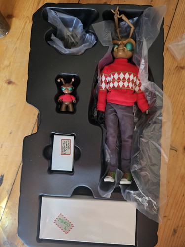 Mezco holiday gomez wrist peg - mezco,