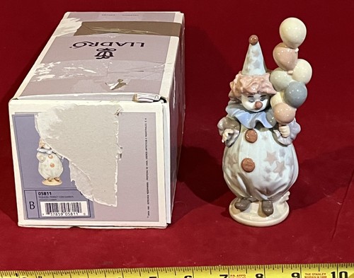 Striking lladro 5811 clown - lladro,