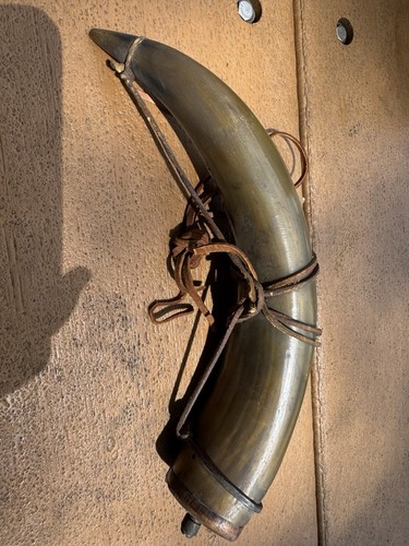 Brown powder horn with - 10",