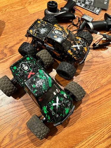 Two cars haiboxing 18 scale - cars,,