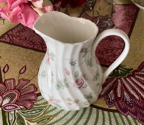 Wedgwood rosehip pitcher 5 - -,